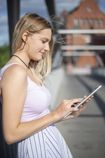 Mujer Joven Usando Tableta Digital — Foto de Stock