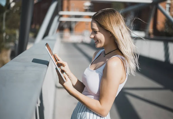 Mladá Žena Pomocí Digitálních Tablet — Stock fotografie