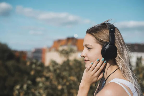 Jovem Loira Com Fones Ouvido — Fotografia de Stock