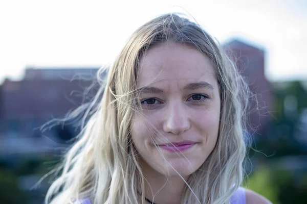 逆立つ毛を持つ若い女性を笑顔 — ストック写真
