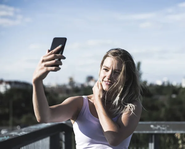 Giovane Donna Scattare Selfie Con Smartphone — Foto Stock