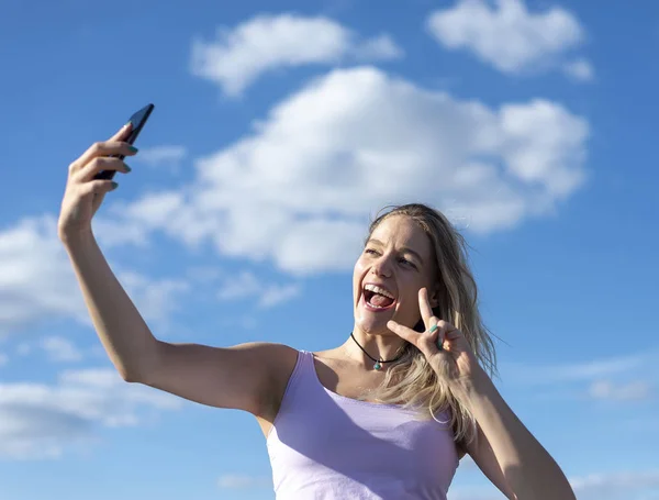 Junge Frau Macht Selfie Mit Smartphone — Stockfoto