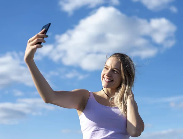 Młoda Kobieta Robi Selfie Smartfonem — Zdjęcie stockowe