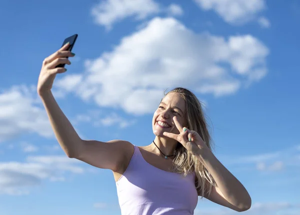 Ung Kvinna Som Tar Selfie Med Smartphone — Stockfoto