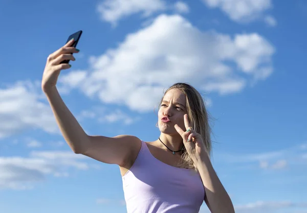 Jovem Mulher Tomando Selfie Com Smartphone — Fotografia de Stock