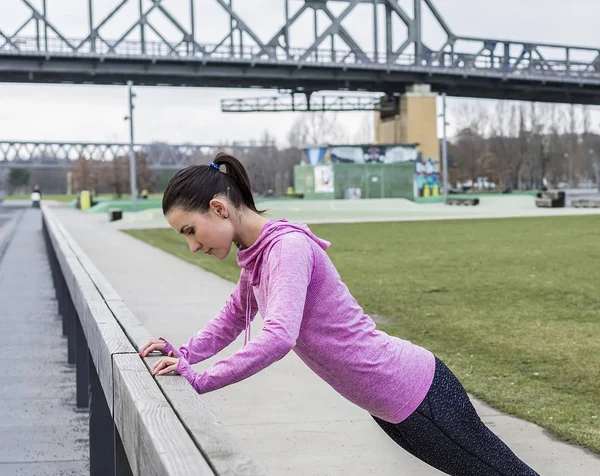 Ung Kvinna Gör Stretching Innan Jogging — Stockfoto