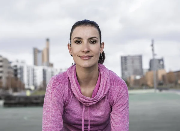 Lächelnde Junge Schöne Sportlerin — Stockfoto