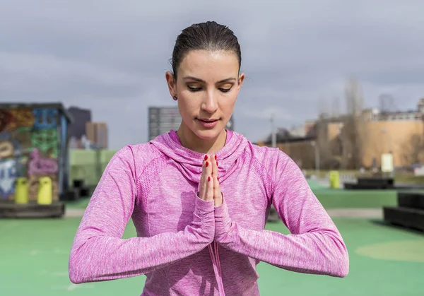 Leende Ung Idrotts Kvinna Gör Yoga — Stockfoto