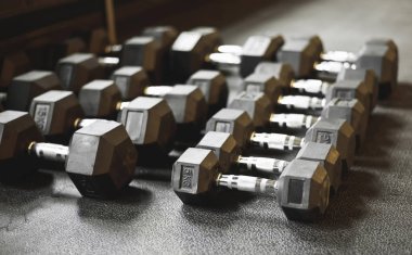 spor salonunda birçok dumbbells