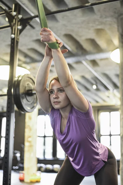 Mujer Rubia Joven Deportiva Gimnasio —  Fotos de Stock