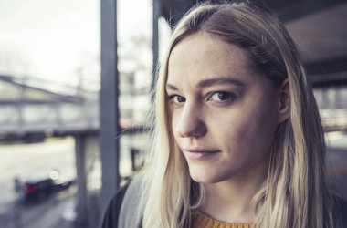 uzun saçlı dalgın genç kadın