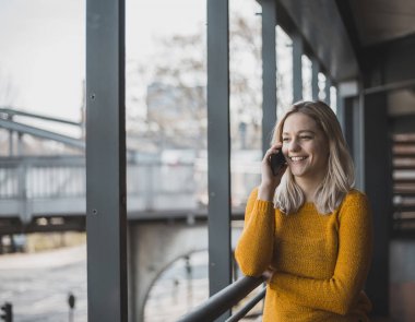 Genç sarışın bir kadın ile smartphone