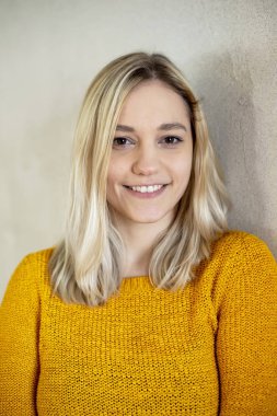 uzun saçlı mutlu genç sarışın kadın