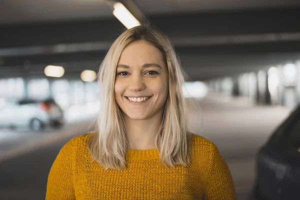 Lycklig Ung Blond Kvinna Med Långa Hårstrån — Stockfoto