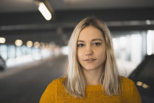 Glückliche Junge Blonde Frau Mit Langen Haaren — Stockfoto