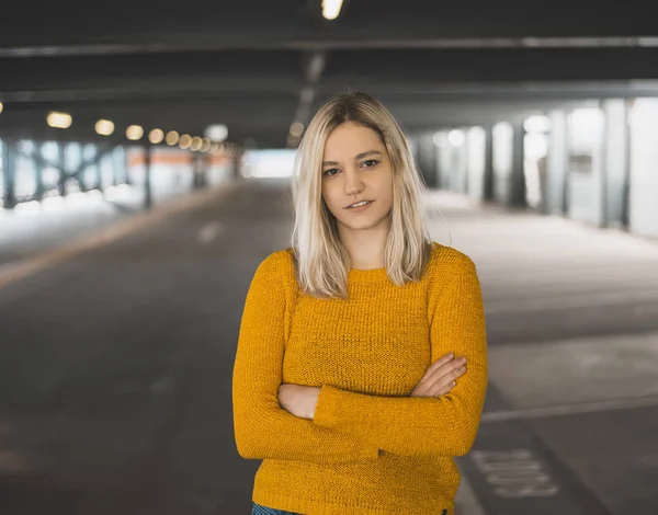 Lycklig Ung Blond Kvinna Med Långa Hårstrån — Stockfoto