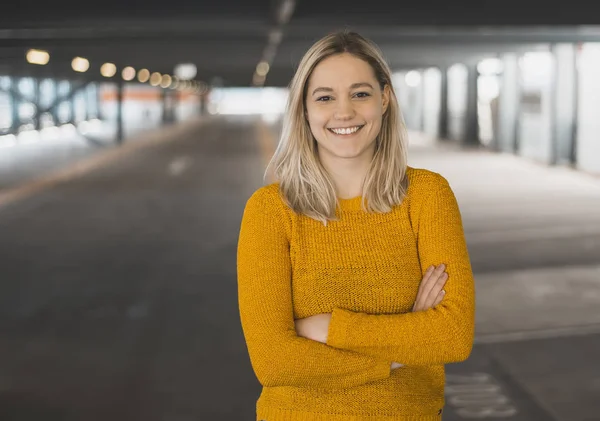 Lycklig Ung Blond Kvinna Med Långa Hårstrån — Stockfoto