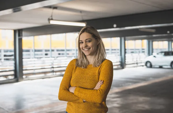 Šťastná Mladá Blondýnka Dlouhými Vlasy — Stock fotografie