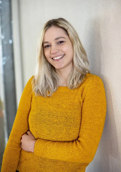 Gelukkige Jonge Blonde Vrouw Met Lange Haren — Stockfoto