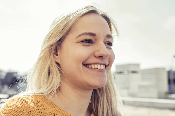 Lycklig Ung Blond Kvinna Med Långa Hårstrån — Stockfoto