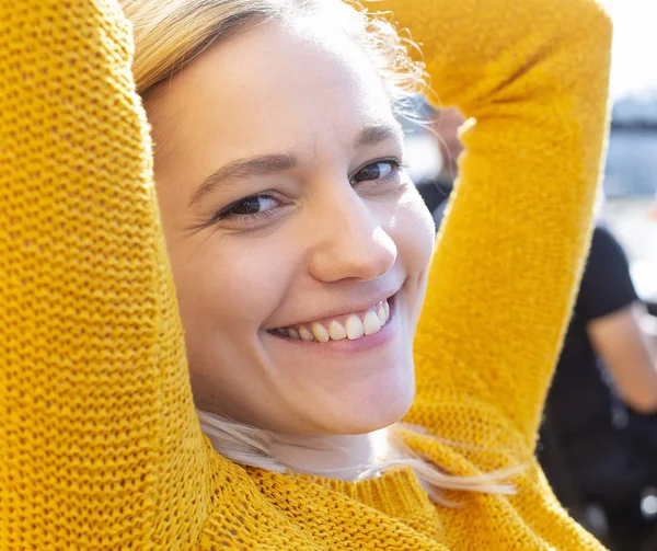 Feliz Joven Rubia Con Los Pelos Largos — Foto de Stock