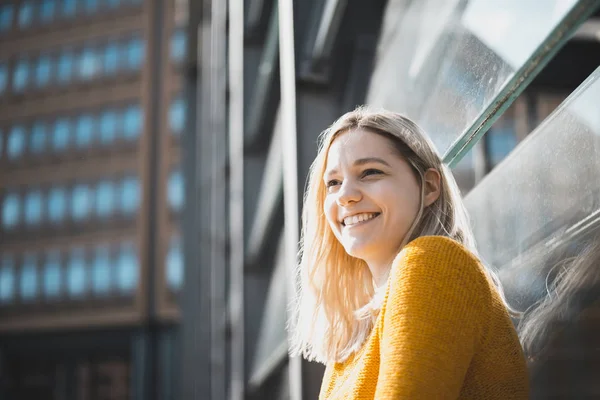 Gelukkige Jonge Blonde Vrouw Met Lange Haren — Stockfoto