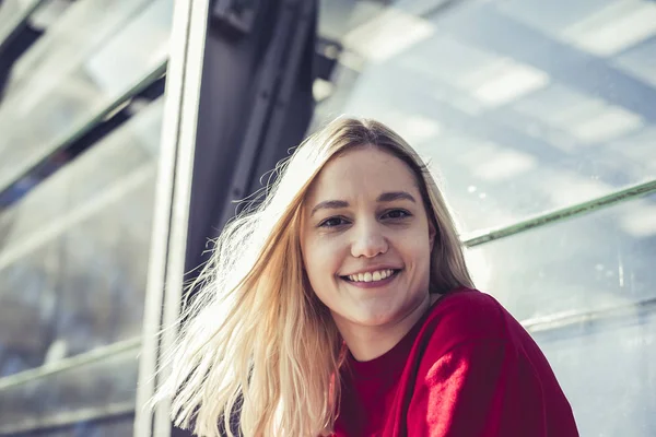 Feliz Joven Rubia Con Los Pelos Largos —  Fotos de Stock