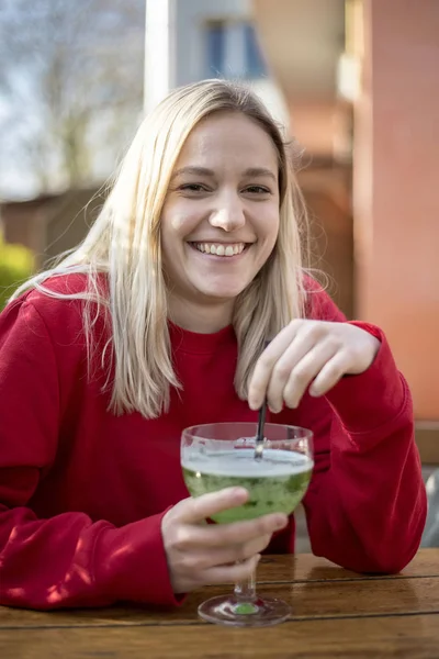 Ung Blond Kvinna Med Alkoholhaltig Dryck — Stockfoto