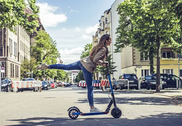 Ung Kvinna Som Kör Med Scooter — Stockfoto