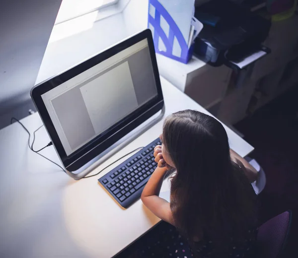 Δυστυχισμένη Έφηβη Κοπέλα Που Κάθεται Στον Υπολογιστή — Φωτογραφία Αρχείου