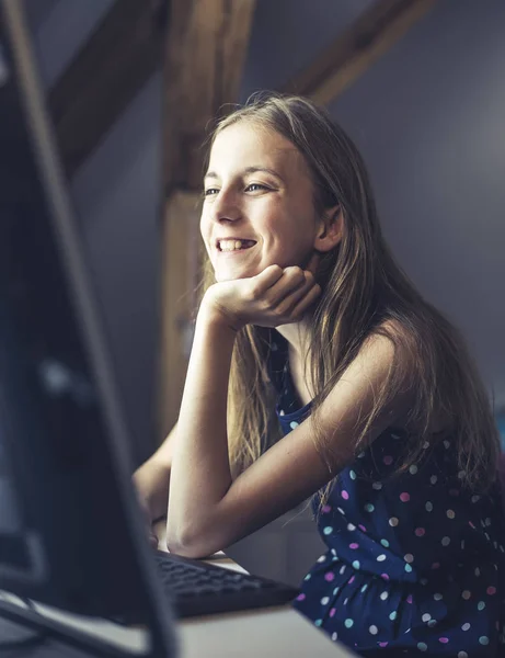 Ευτυχισμένο Έφηβο Κορίτσι Κάθεται Στον Υπολογιστή — Φωτογραφία Αρχείου