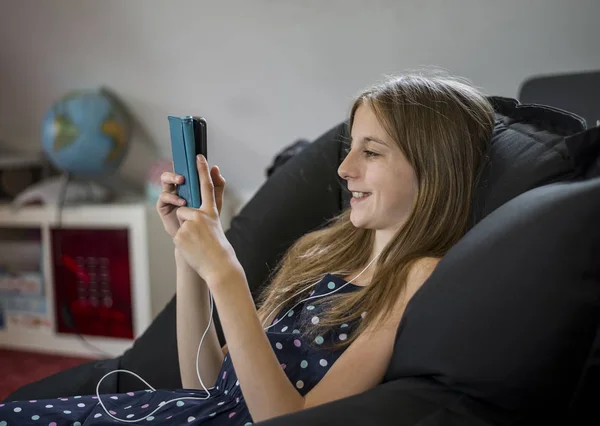 Lächelndes Mädchen Mit Smartphone Und Kopfhörer — Stockfoto