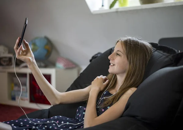 Lächelndes Mädchen Mit Smartphone Und Kopfhörer — Stockfoto