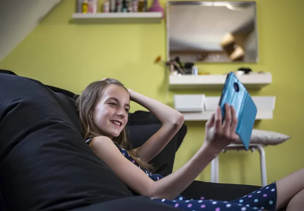 Menina Feliz Com Smartphone — Fotografia de Stock