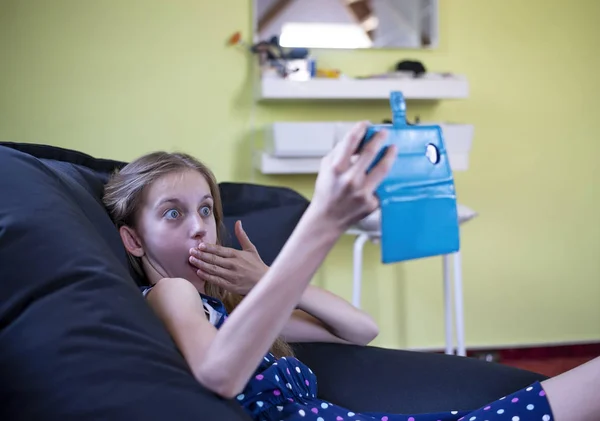 Menina Com Medo Com Smartphone — Fotografia de Stock