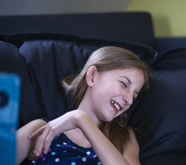 Gelukkig Jong Meisje Met Smartphone — Stockfoto