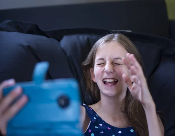 Gelukkig Jong Meisje Met Smartphone — Stockfoto