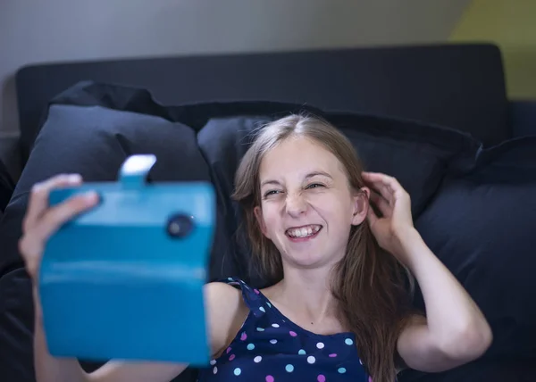 Gelukkig Jong Meisje Met Smartphone — Stockfoto