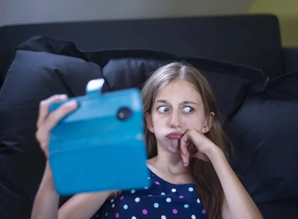 Peinzende Jong Meisje Met Smartphone — Stockfoto