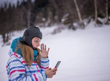 akıllı telefon ile korkmuş genç kız