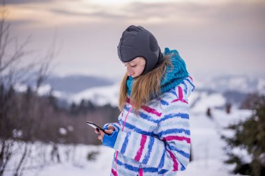 akıllı telefon ile pensive genç kız