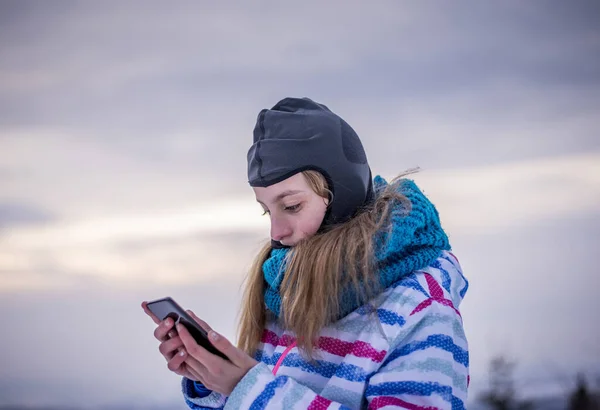 Pokumní Mladá Dívka Smartphone — Stock fotografie