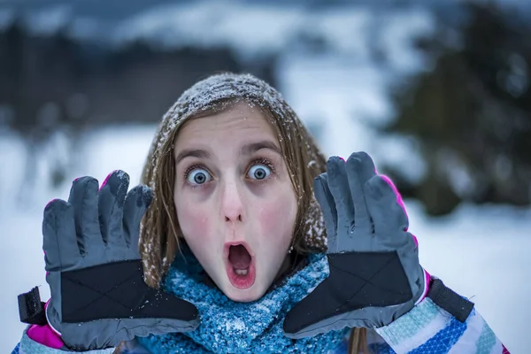 Φοβισμένο Νεαρό Κορίτσι Στο Χειμερινό Δάσος — Φωτογραφία Αρχείου
