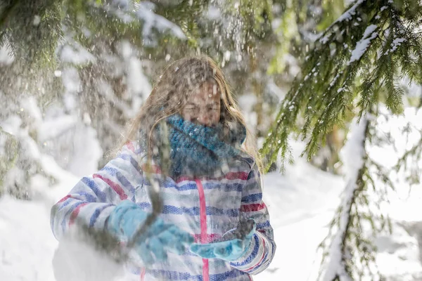 Ευτυχισμένο Κορίτσι Που Παίζει Χιόνι — Φωτογραφία Αρχείου