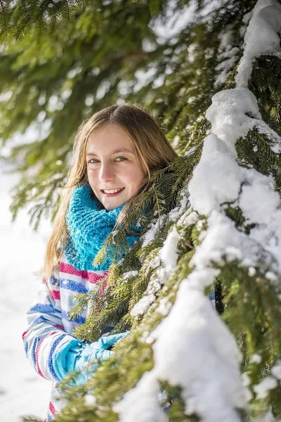 Chica Joven Divirtiéndose Invierno — Foto de Stock