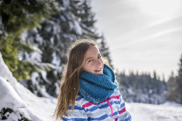 Boldog Fiatal Lány Télen — Stock Fotó