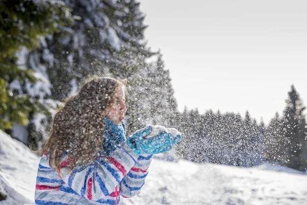 Ευτυχισμένο Κορίτσι Που Φυσάει Χιόνι — Φωτογραφία Αρχείου