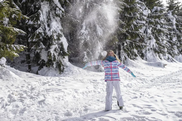 Ευτυχισμένο Κορίτσι Που Παίζει Χιόνι — Φωτογραφία Αρχείου