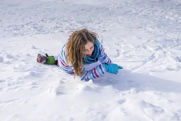 Νεαρό Κορίτσι Που Πέφτει Στο Χιόνι — Φωτογραφία Αρχείου