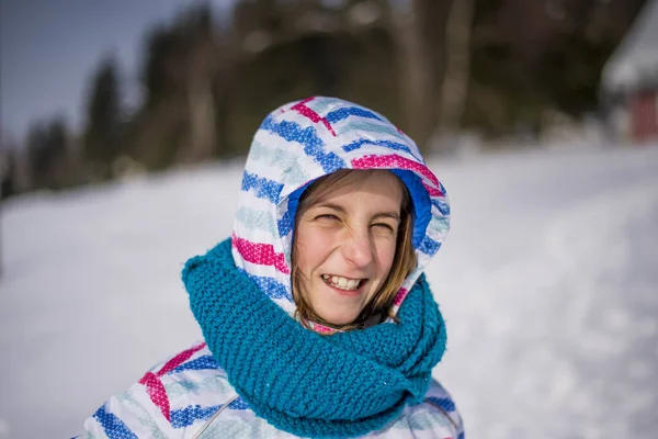 Chica Joven Divirtiéndose Invierno — Foto de Stock